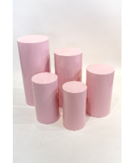 Set mit 5 rosafarbenen zylindrischen Säulen